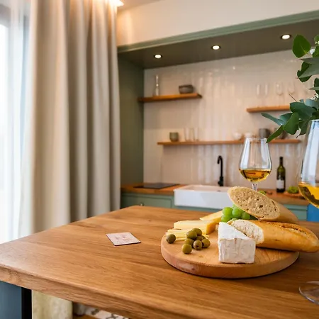 Pinot Noir & Wine Bar 3*
