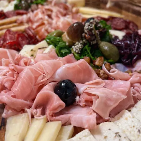 Pinot Noir & Wine Bar בית הארחה Nové Město nad Metují