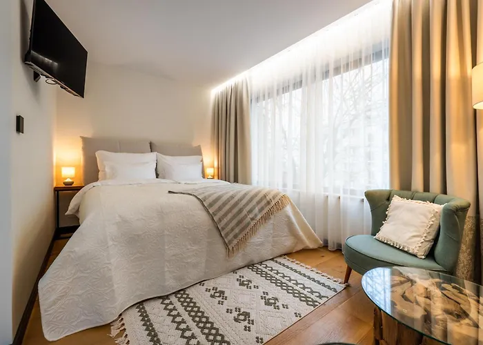 Pinot Noir Apartments&wine Bar