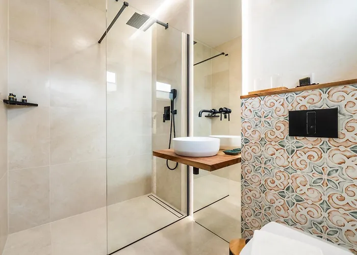 Pinot Noir Apartments&wine Bar